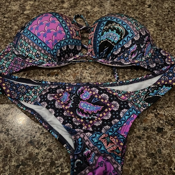 Victoria's Secret Bikini Top 32B And Size M Bikini Bottom In Cool Patchwork - Picture 2 of 7